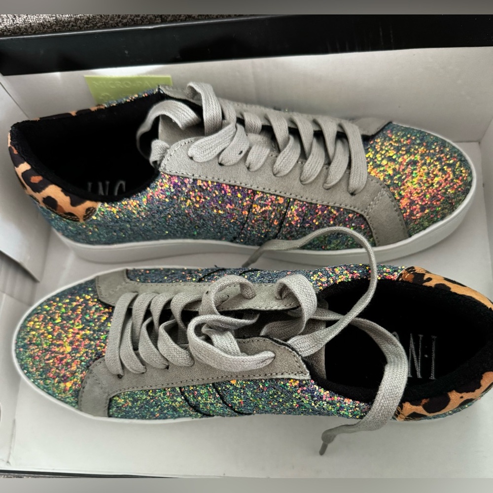 Macys brand, Inc international concepts sneakers